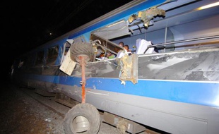 Image du train qui a déraillé après avoir heurté une remorque chargée de balles de foin accidentellement tombée sur la voie au niveau de la commune de Boisseuil, près de Limoges.