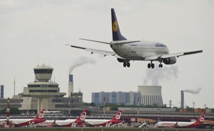 La compagnie aérienne allemande Lufthansa, soucieuse de limiter son endettement, prévoit la cession de sa filiale de catering LSG Sky Chefs, rapporte lundi le Financial Times Deutschland, ce qu'un porte-parole du groupe a toutefois qualifié de "spéculation".