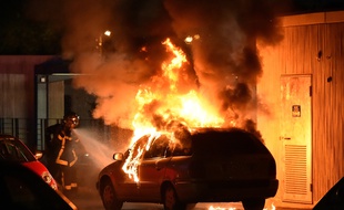 Une voiture incendiée. Illustration.
