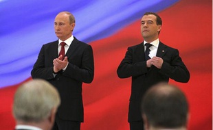 Le nouveau président russe, Vladimir Poutine (G) et son prédécesseur, Dmitri Medvedev, lors de la cérémonie d'investiture du nouveau président au Kremlin, à Moscou, le 7 mai 2012.