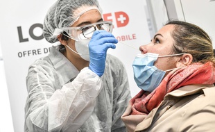 Un test RT-PCR naso-pharyngé effectué à Bordeaux. (illustration)