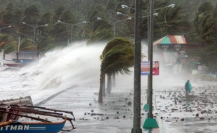 Le super-typhon Haiyan, le cyclone annoncé comme le plus violent au monde cette année, a commencé à frapper les Philippines vendredi, faisant au moins trois morts et provoquant des dégâts matériels potentiellement "catastrophiques".