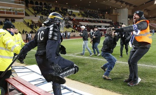 Une centaine de supporters bastiais a envahi la pelouse après la demi-finale de la coupe de la Ligue Monaco-Bastia, le 4 février 2015.
