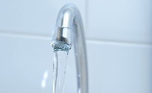 Il existent des modificateurs de pression pour diminuer le débit d'eau