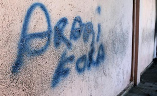 Un graffiti "arabi fora" (littéralement "les Arabes dehors" en corse) sur un mur des Jardins de l'Empereur à Ajaccio, le 28 décembre 2015