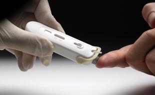 Le test est réalisé à partir d'une simple goutte de sang prélevée au bout du doigt du patient.