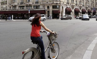 Un chauffeur de bus de 39 ans comparaissait mardi soir devant le tribunal correctionnel de Paris pour avoir doublé imprudemment puis écrasé une femme de 35 ans circulant en Vélib' le 2 mai 2008 dans un couloir de bus à Paris.
