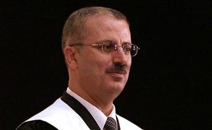 Le nouveau Premier ministre palestinien Rami Hamdallah, un universitaire peu connu à l'étranger, a affirmé vouloir suivre la voie de son prédécesseur Salam Fayyad, puis céder rapidement la place à un gouvernement d'union nationale, en vue de la réconciliation avec le Hamas.