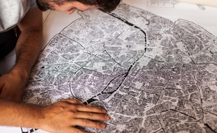 Dans son atelier, Emilie Ettori croque les différents quartiers de Paris vus du ciel.