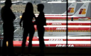 Après des mois de rumeurs, la compagnie aérienne britannique British Airways a entamé des manoeuvres en vue de s'emparer de l'espagnole Iberia, pour créer un nouveau grand acteur dans le ciel européen, où les compagnies luttent pour grossir.