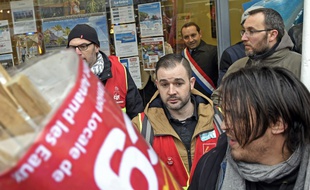 Le député (FN) Sébastien Chenu (avec son écharpe tricolore) s'est réfugié dans un magasin, lors d'une manifestation, le 15 mars 2018. On le voit à travers la vitre au centre, en haut, de l'image.