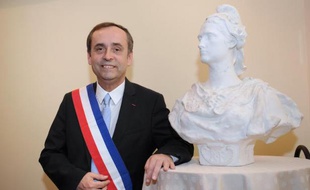 Le maire de Béziers Robert Menard pose après son premier conseil municipal le 4 avril 2014
