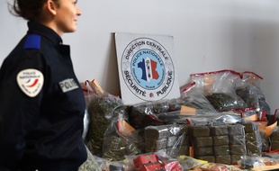 Illustration : un agent de police devant une saisie de 400kg de cannabis à Marseille, en octobre 2015.