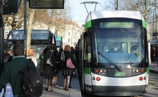 Nantes, le 10/01/2011 Trams de la TAN à l'arrêt commerce après une interruption du traffic suite à une agression