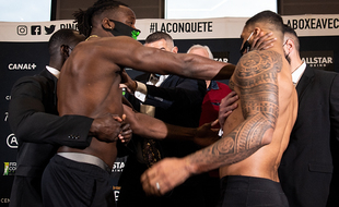 Tony Yoka a pris une petite gifle par Joel Tambwe Djeko lors de la pesée à la veille de leur combat, le 5 mars 2021 à Nantes.