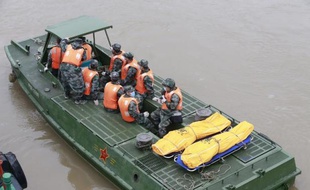 Des secouristes transportent les corps des victimes du naufrage de l'Etoile de l'Orient à Jianli le 3 juin 2015