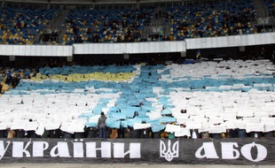 Les supporters du Dynamo Kiev déploient un tifo en hommage aux marins ukrainiens de Crimée, le 16 mars 2014.