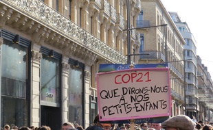 Des manifestants forment une chaîne humaine et défilent pour le climat, le 29 novembre 2015 au centre de Toulouse.