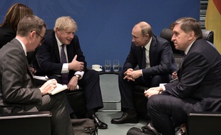 Boris Johnson et Vladimir Poutine lors de la conférence internationale sur la Libye, à Berlin, le 19 janvier 2020.