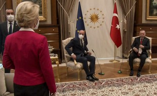 Ursula von der Leyen devant ses deux homologues masculins, mais sans siège, mardi, à Ankara.
