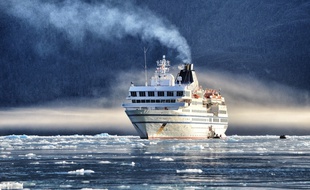 Conçu pour la navigation polaire, le RCGS Resolute est le vaisseau idéal pour explorer les fjords encombrés de glaces.
