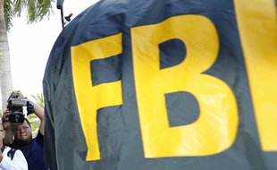 Le logo FBI de la veste d'un policier de l'agence fédérale américaine