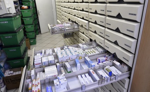 Relocaliser en France ou en Europe la production de certains médicaments pourrait permettre de lutter contre les pénuries fréquentes qui touchent de nombreux médicaments, donc de nombreux patients.