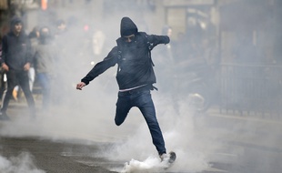 Une centaine de personnes criant «Ni Le Pen ni Macron» ont participé à une manifestation «sauvage» le 27 avril dans la soirée dans l'est de Paris.