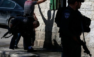 Des policiers israéliens fouillent un Palestinien, le 17 février dans la vieille ville de Jérusalem