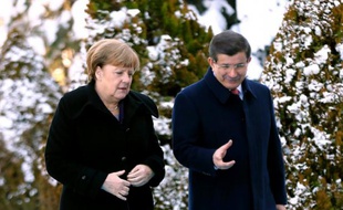 Angela Merkel et le Premier ministre turc Ahmet Davutoglu à Ankara le 8 février 2016