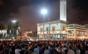 Plus de 2.000 personnes ont manifesté mardi à Casablanca, la plus grande ville du Maroc, contre la grâce accordée par erreur par le roi Mohammed VI à un pédophile espagnol.