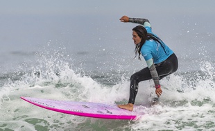La surfeuse française Poeti Norac est décédée début février 2020.