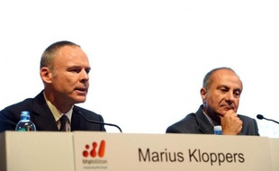 Le géant anglo-australien BHP Billiton a annoncé mercredi le départ de son PDG, Marius Kloppers, qui devient ainsi le dernier patron d'un groupe minier à devoir laisser sa place, dans un secteur plombé par une chute des cours des métaux et des acquisitions surpayées après des années fastes.