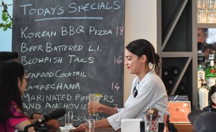 Alexandria Ocasio-Cortez, a remis vendredi brièvement son tablier de serveuse dans un bar new-yorkais, pour appeler à relever les salaires des employés en partie rémunérés au pourboire.