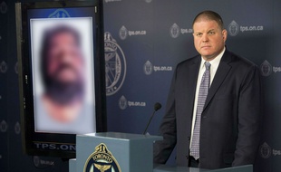 Le détective principal en charge de l'enquête se tient à côté d'une des victimes de Bruce McArthur, encore non identifiée, le 5 mars 2018.