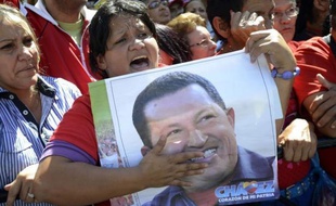 L'état de santé d'Hugo Chavez est "stable", quatre semaines après son opération d'un cancer à Cuba, a annoncé le régime vénézuélien qui n'a pas exclu un retour de dernière minute du président pour sa prestation de serment, prévue jeudi.