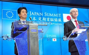 Le Premier ministre japonais Shinzo Abe (g) et le président du Conseil européen Herman Van Rompuy, le 7 mai 2014 à Bruxelles