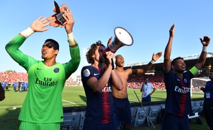 Adrien Rabiot prend le micro pour chanter avec ses supporters