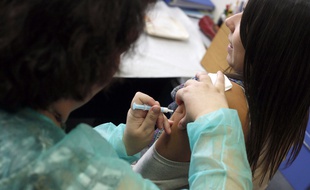 Si la vaccination contre la grippe saisonnière est recommandée pour les personnes fragiles, les adultes de 20 à 50 ans en bonne santé peuvent aussi opter pour la vaccination préventive.