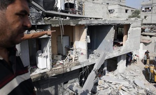 Un immeuble détruit dans un raid israélien le 10 juillet 2014 à Khan Yunis dans le sud de la Bande de Gaza