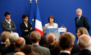 La présidente de la Commission nationale consultative des droits de l'Homme, Christine Lazerges (centre), en compagnie (de gauche à droite) de Manuel Valls, Najat Vallaud-Belkacem et Jean-Marc Ayrault, à Matignon, le 24 septembre 2012