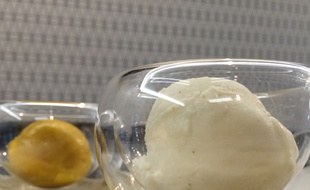 Une Glace à Paris, dans le 4e, produit entre 1,2 et 1,5 tonne de glace par semaine l'été.