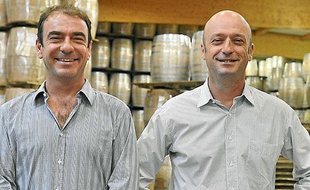 Guillaume et Stéphane Nadalié ont repris l'entreprise familiale de fabrication de barriques