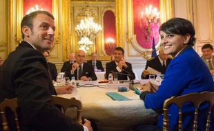 Le ministre de l'Economie Emmanuel Macron, de l'Intérieur Bernard Cazeneuve, le Premier ministre Manuel Valls et la ministre de l'Education Najat Vallaud-Belkacem assistent à une réunion ministérielle à Marseille le 29 mai 2015