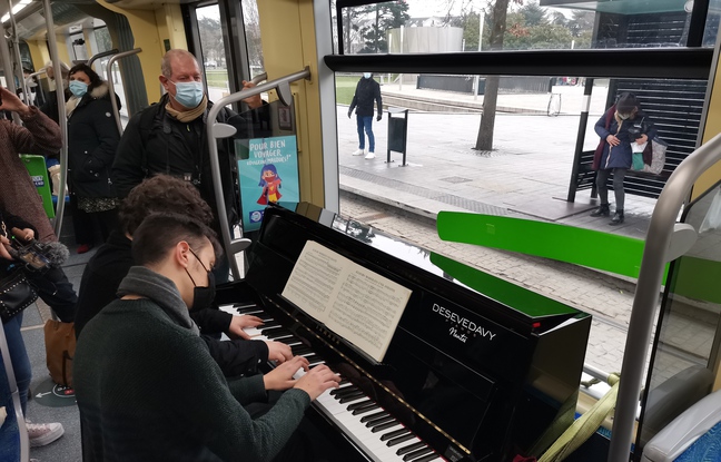 Nantes: « Allez-y tranquille dans les virages ! » Deux pianistes jouent du Schubert dans le tramway