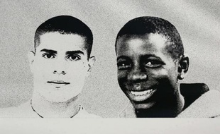 Les portraits de Zyed Benna et Bouna Traoré, sur une photo géante à Clichy-sous-Bois, le 4 novembre 2006