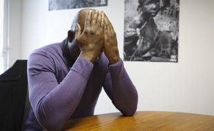Franck (un pseudonyme) le 25 novembre 2013. Il a été victime de torture en République démocratique du Congo avant d'arriver en France.