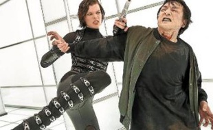 Milla Jovovitch et Jackie Chan dans l'opus « Retribution ».