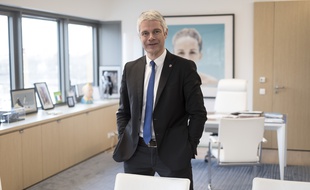 Laurent Wauquiez dans son bureau de président de la région Auvergne-Rhône-Alpes, en avril 2018.