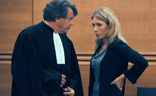 Marie-Hélène Martinez à côté de son avocat Me Gilbert Collard, le 11 septembre 2009, pour le dernier jour de son procès devant la cour d'assises des Bouches-du-Rhône où elle a été condamné, en compagnie de son mari, à dix de prison pour un double infanticide.